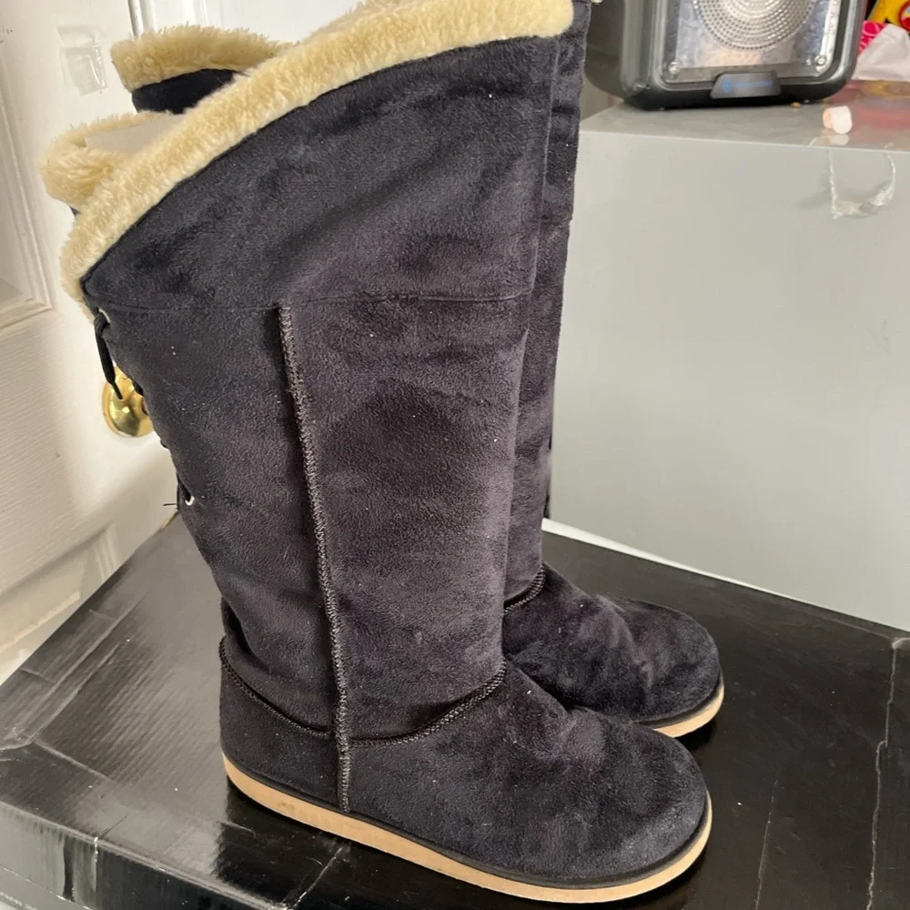 Elegant Black Winter Boots with Cream Lining